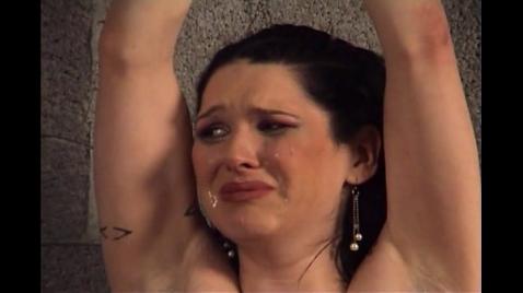 Русская шлюха мучает скованную суку