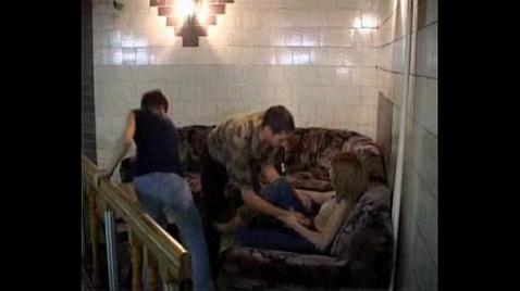 Трахнули школьницу в попку до слез