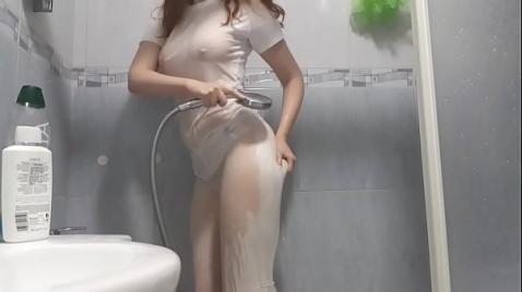 Шлюха Настя дрочит в пизде под душем