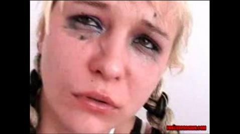 Трахнутая шлюха в позе раком с кляпом